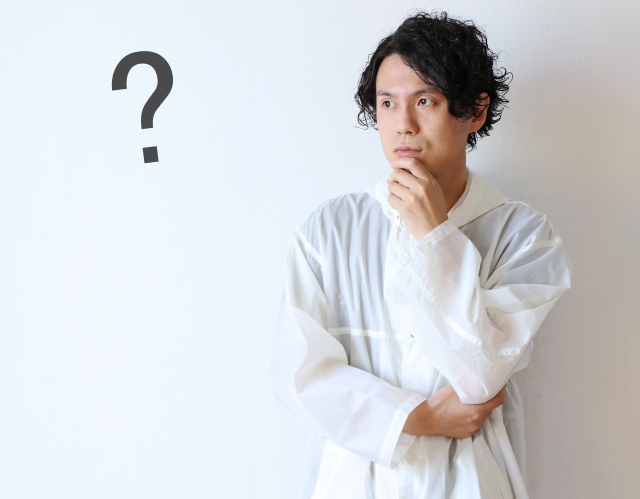 疑問を持つ男性